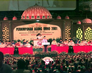 UMNO総会で演説するマハティール首相／2001年6月22日