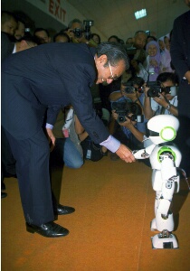クアラルンプールで開催された科学技術展でロボットと握手するマハティール首相／2001年7月2日