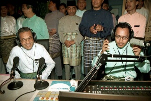 イスラーム理解研究所のＦＭラジオ局開設を記念してラジオ・インタビューに登場したマハティール首相／2001年7月7日