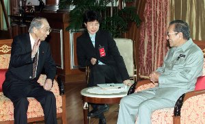 塩川財務大臣と会談するマハティール首相／2003年1月11日