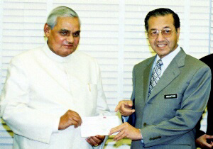 インドのアタル・ビハリ・バジパイ首相とマハティール首相／2001年5月14日