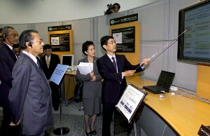 ＮＴＴの武蔵野研究開発センターで説明を受けるマハティール首相／2001年6月8日