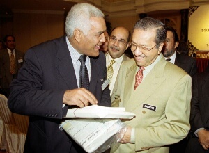 カイロ大学のMohamad El-Sayed Selim博士とマハティール首相／2001年6月11日