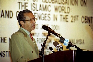 イスラーム関係のセミナーで講演するマハティール首相／2001年6月11日