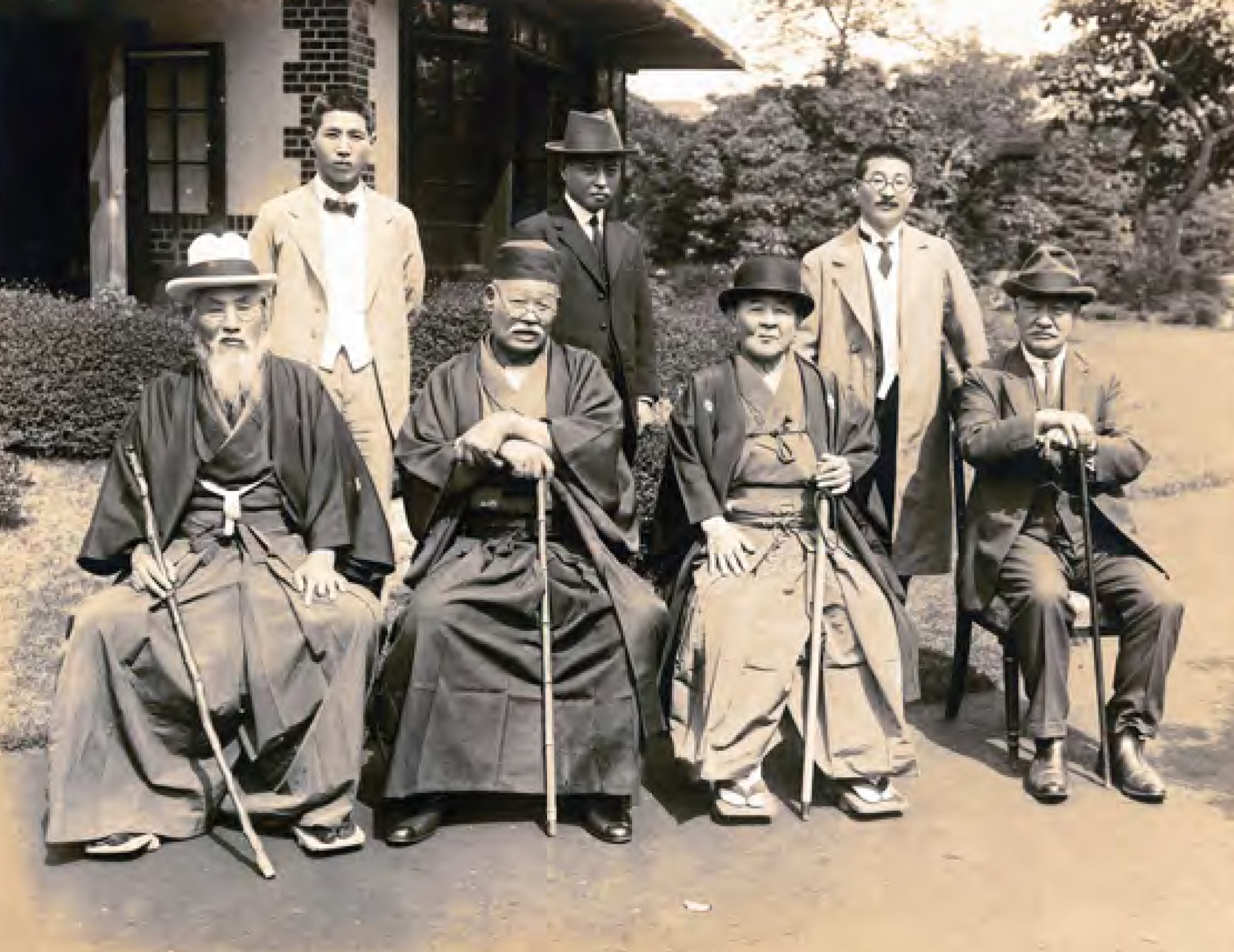 前列左から頭山満、野田卯太郎、渋沢栄一、徳富蘇峰。後列左から花田半助、渡辺海旭、柴田徳次郎
