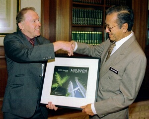 ベルギー人編集者によるマレーシアに関する著作を受け取るマハティール首相／2001年11月8日