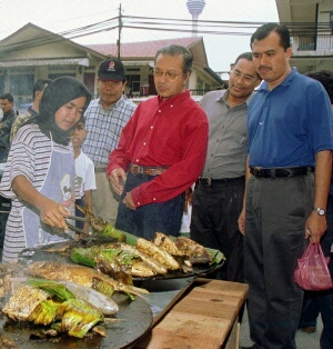 市場で食料を買うマハティール首相／2001年11月17日
