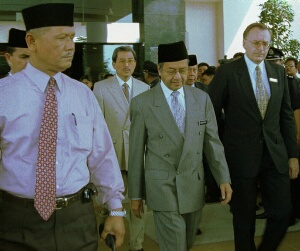 サラフディン・アブドゥル・アジズ・シャー国王に最後の敬意を表し、病院を去るマハティール首相／2001年11月22日