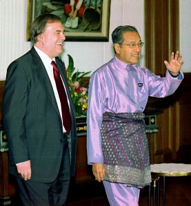 イギリスのジョン・プレスコット副首相とマハティール首相／2001年12月7日