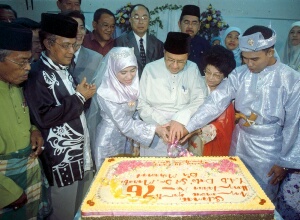 76歳の誕生日を祝い、ケーキをカットするマハティール首相／2001年12月20日