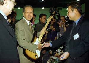 クアラルンプール音楽祭2001でフェンダーのギターを手にとるマハティール首相／2001年12月28日