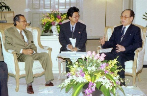 北朝鮮の金永南・最高人民会議常任委員長とマハティール首相／2002年3月4日