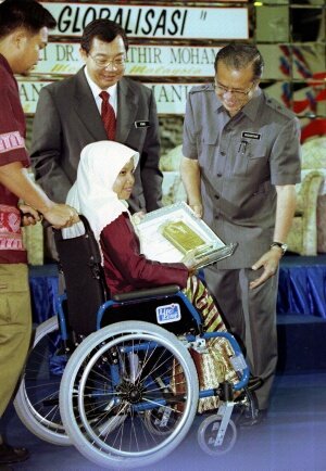 メイ・デーに障害労働者賞を授与するマハティール首相／2002年5月1日
