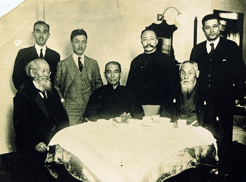 後列左から山田純三郎、戴季陶、李烈鈞、前列中央孫文、右隣頭山満(1924年11月25日 神戸オリエンタルホテル) 後列左から山田純三郎、戴季陶、李烈鈞、前列中央孫文、右隣頭山満(1924年11月25日 神戸オリエンタルホテル)